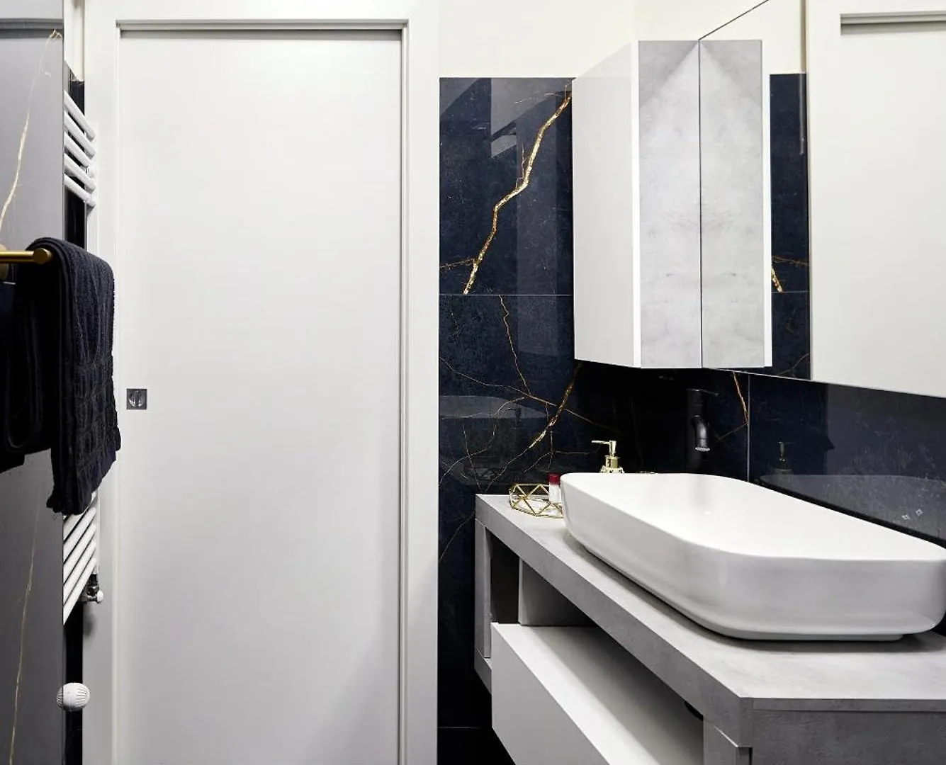 Italian Fashion Suite - Luxurious Marble City Center Mediolan
