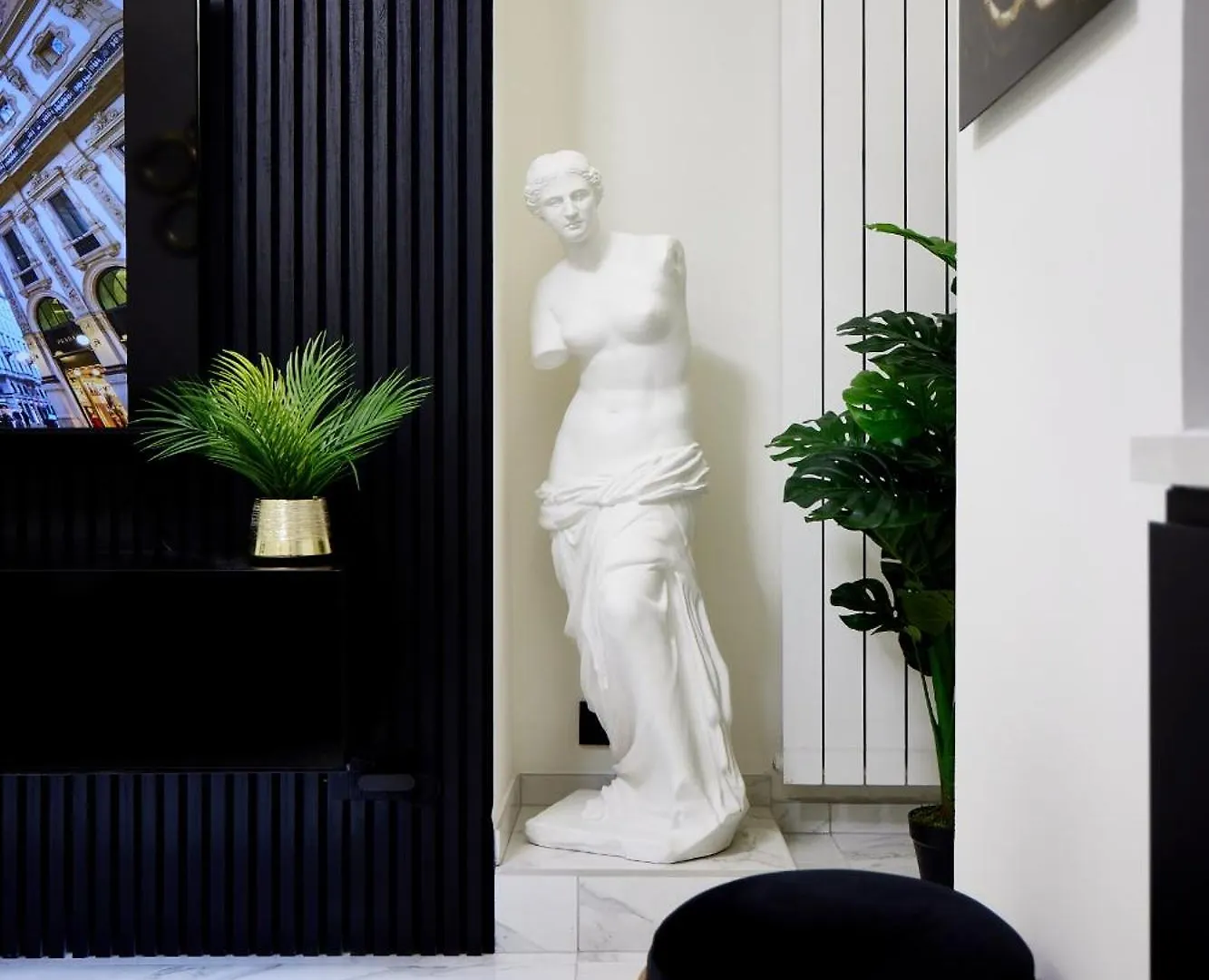 Italian Fashion Suite - Luxurious Marble City Center Mediolan
